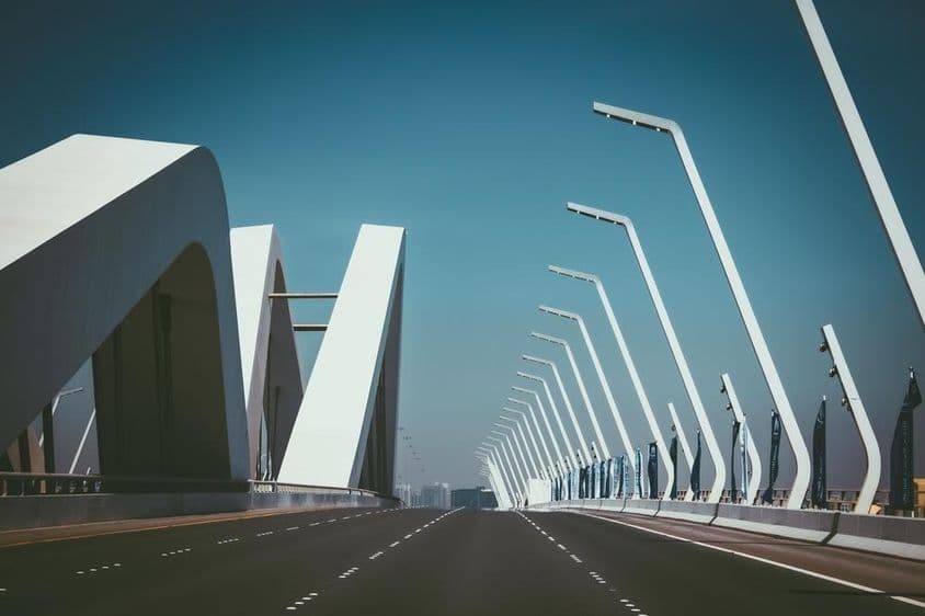 Ponte de Abu Dhabi sem carros.
