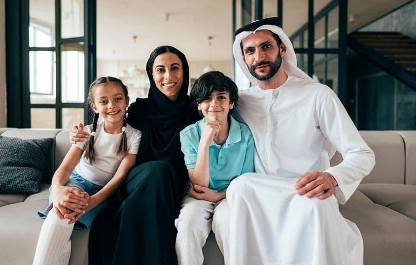 Família árabe tradicional de Dubai passando tempo juntos em casa.
