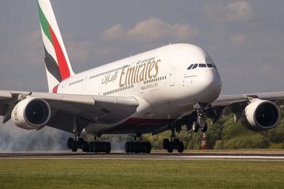 Avião Airbus A380 da Emirates durante pouso.