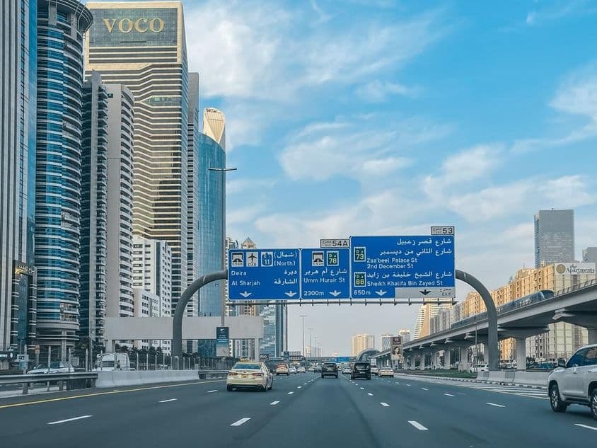 Os marcos icônicos de Dubai e Sheikh Zayed Road no inverno.