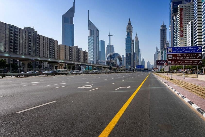 Estrada Sheikh Zayed com o Museu do Futuro e arranha-céus ao fundo.