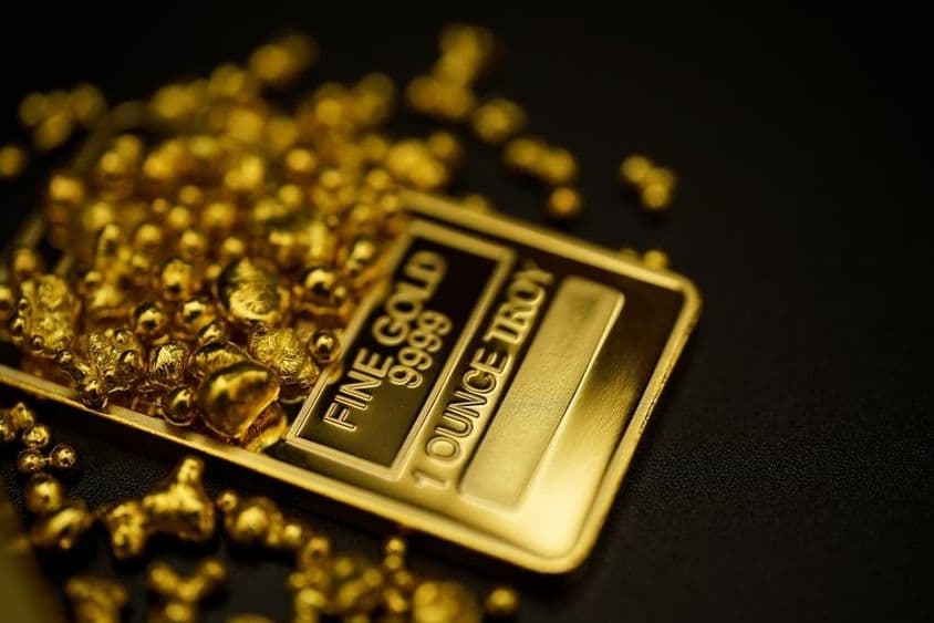 Ouro derretido e barras de ouro com pureza de 999,9.