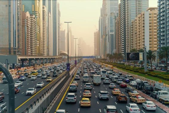 Hora do rush com muitos carros. Engarrafamento no centro de Dubai, entre arranha-céus.