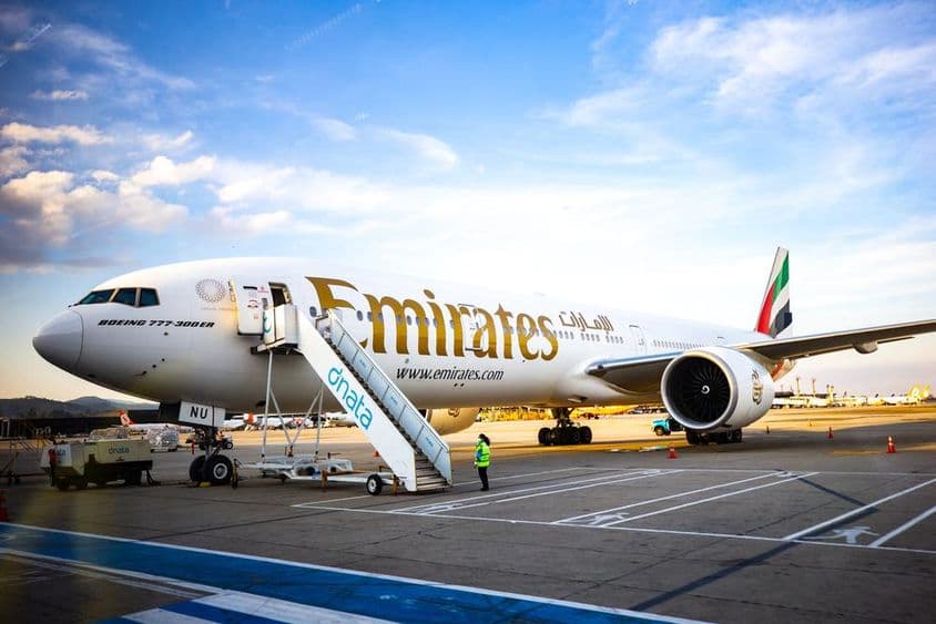 Avião da Emirates no Aeroporto Internacional de Guarulhos.