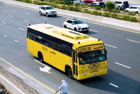 Ônibus escolar em Dubai na estrada.