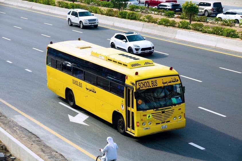 Ônibus escolar em Dubai na estrada.