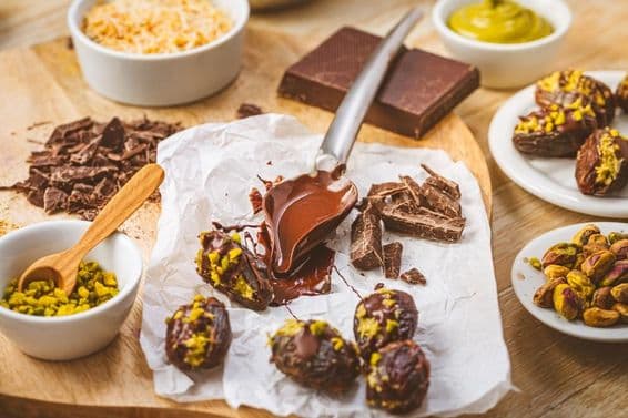 Deliciosa sobremesa, tâmara recheada com mousse de pistache, uma popular alternativa ao chocolate em Dubai.