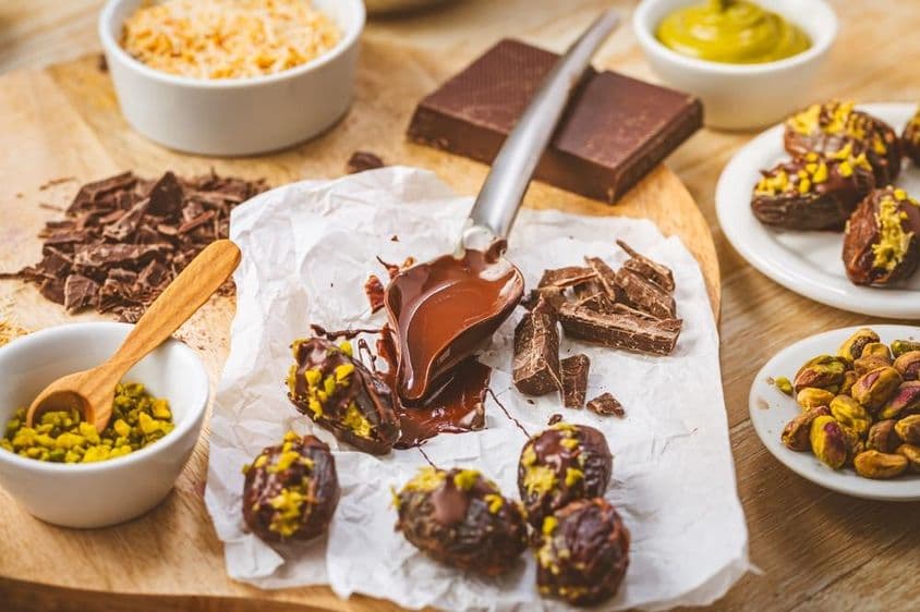Deliciosa sobremesa, tâmara recheada com mousse de pistache, uma popular alternativa ao chocolate em Dubai.