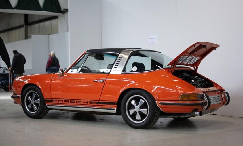 Porsche 911 clássico na cor laranja.