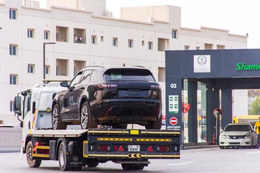 Range Rover Velar em um caminhão guincho na cidade de Sharjah.