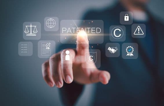 Tela sensível ao toque com ícones simbolizando direitos autorais e propriedade intelectual patenteada.