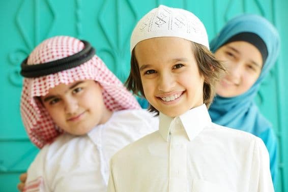 Meninos e meninas árabes na escola.