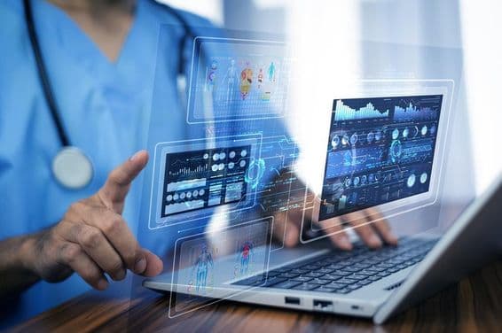 Dados médicos projetados em um computador.
