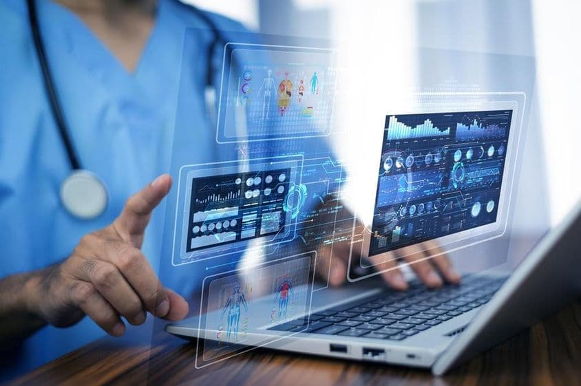 Dados médicos projetados em um computador.