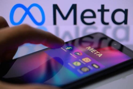 Ícones de redes sociais da Meta aparecem em um smartphone: Facebook, Messenger, Instagram.