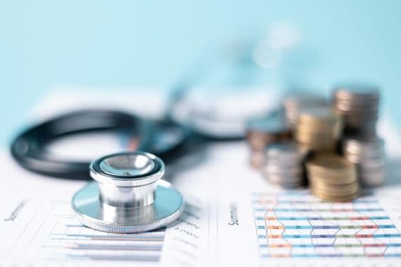 O seguro de saúde é uma decisão financeira inteligente, economizando em despesas médicas.