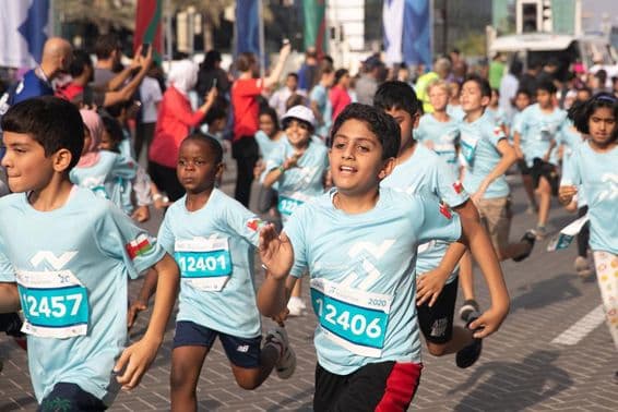 Crianças correndo uma maratona de 3 km.