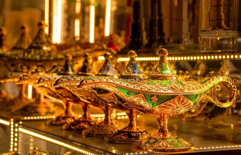 Bule tradicional árabe do mercado de ouro de Dubai.