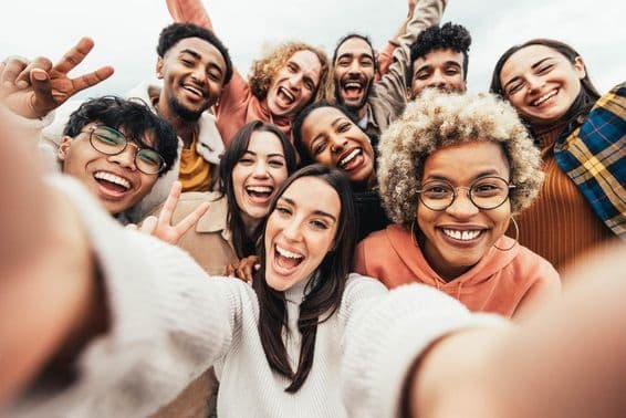 Grupo de pessoas tirando uma selfie.