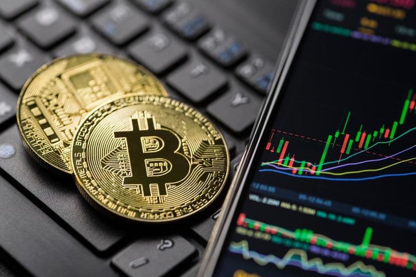 Gráfico de negociação de criptomoeda Bitcoin dourado no smartphone.