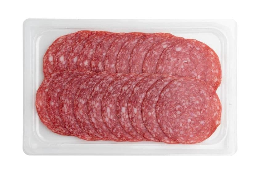 Salame fatiado em embalagem plástica.