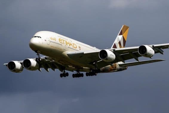 Avião de passageiros da Etihad Airways voando no ar.