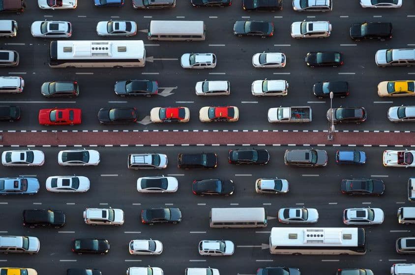 Vista aérea de carros em um congestionamento de tráfego em Dubai.