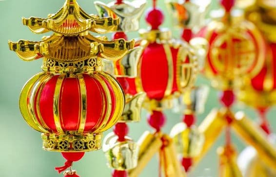 Lanternas de Ano Novo Chinês e decoração com a palavra chinesa para boa sorte e bênção.