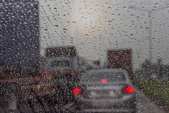 Chuva em Dubai vista através do para-brisa de um carro.