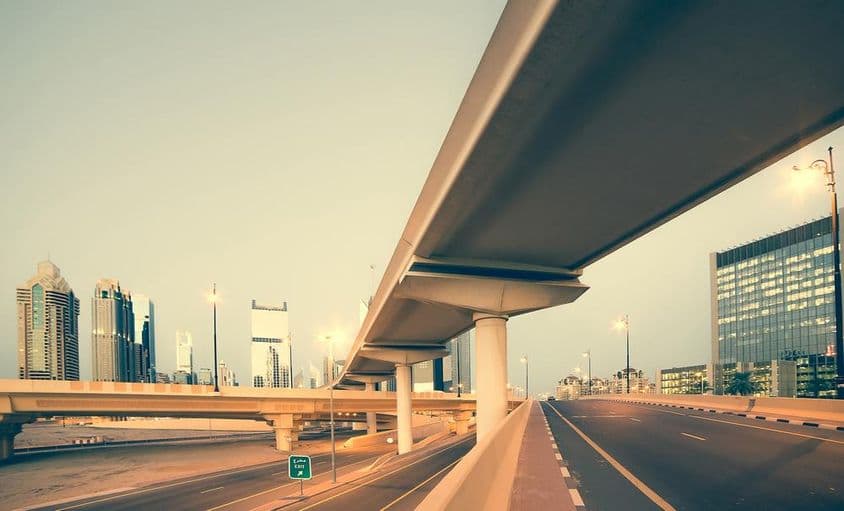 Estradas e ponte na Sheikh Zayed Road em Dubai.