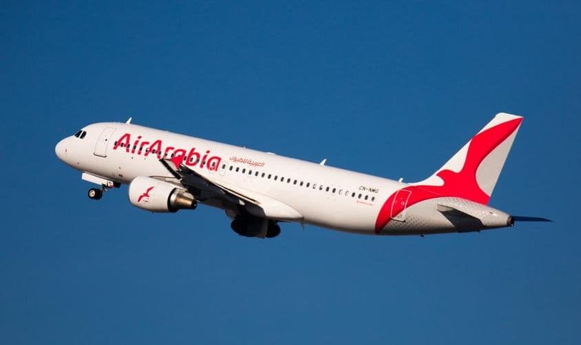 Airbus A320 com registro CN-NMG, da Air Arabia Airlines, decolando da pista.