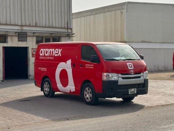 Van da Aramex saindo para o trabalho.