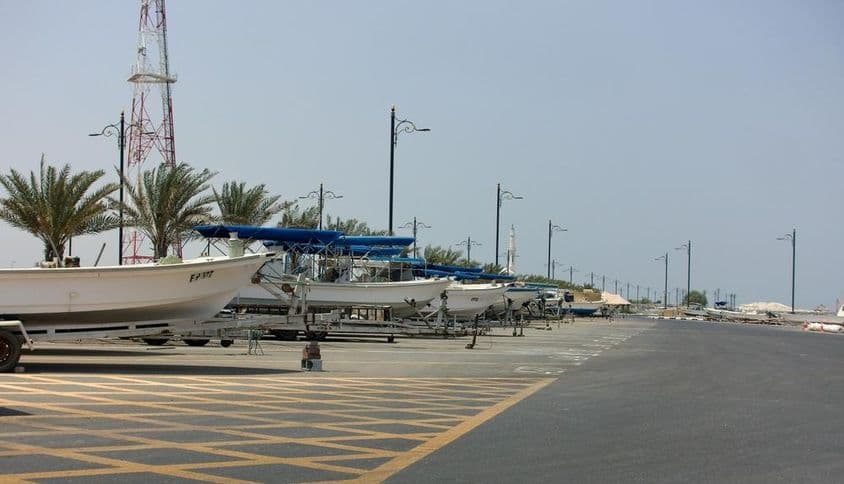 Kalba Sharjah, EAU vista de barcos de pesca alinhados ao longo da costa.