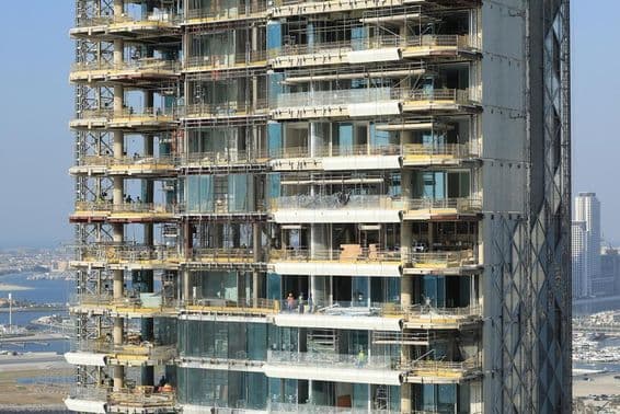 Construção de arranha-céu na cidade de Dubai.