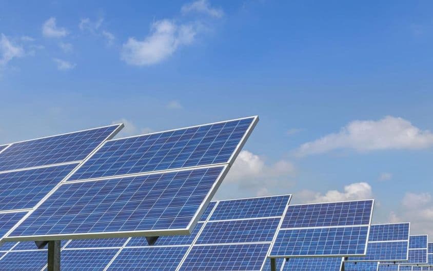 Painéis solares feitos de silício policristalino ou células fotovoltaicas em uma usina solar.