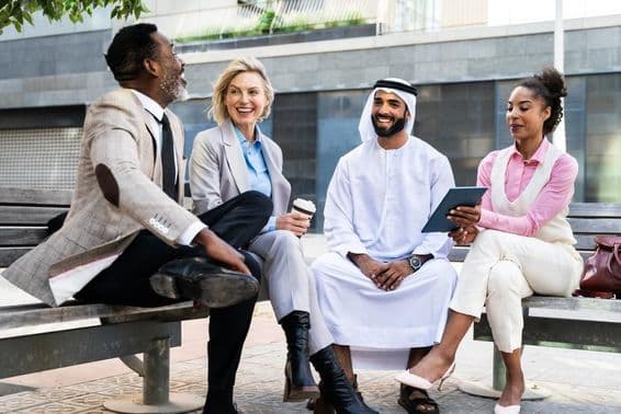 Grupo de empresários em reunião com um empresário Emirati em Dubai.