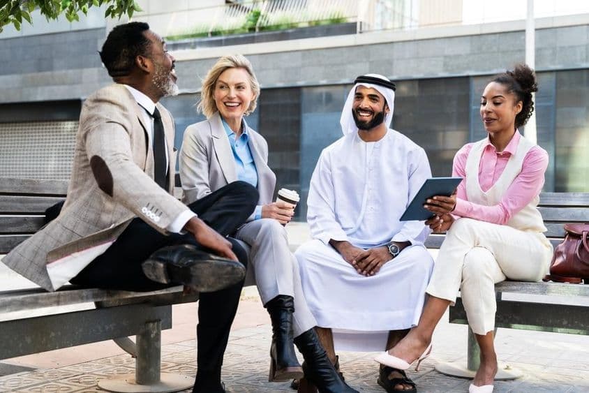Grupo de empresários em reunião com um empresário Emirati em Dubai.