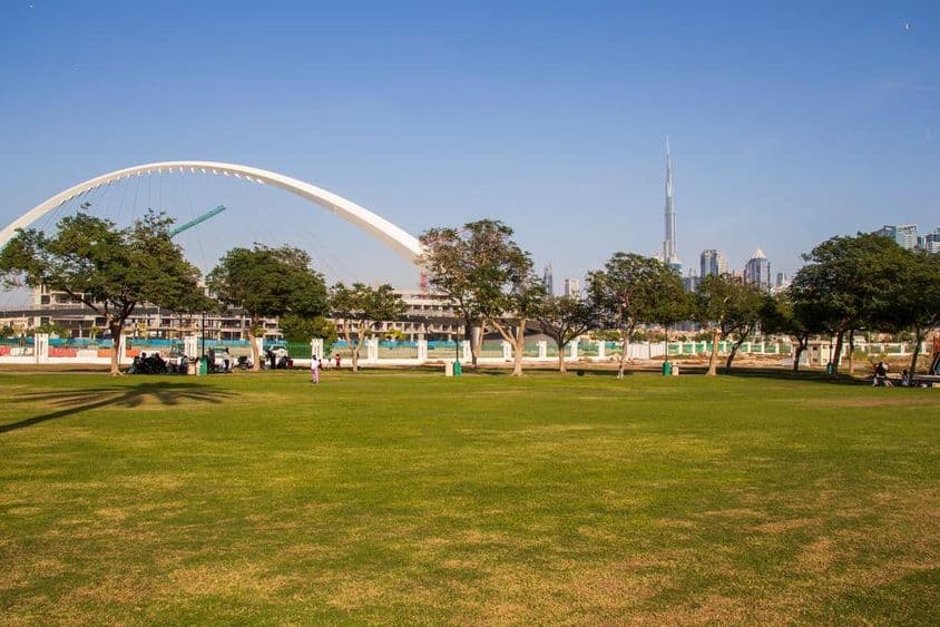 Parque Safa de Dubai, com Burj Khalifa ao fundo.