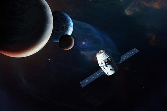 Satélite perto de planetas no espaço profundo.