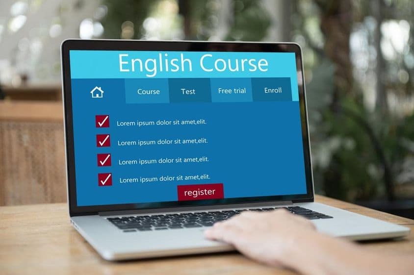 Aprendendo inglês com laptop e assistência de IA.