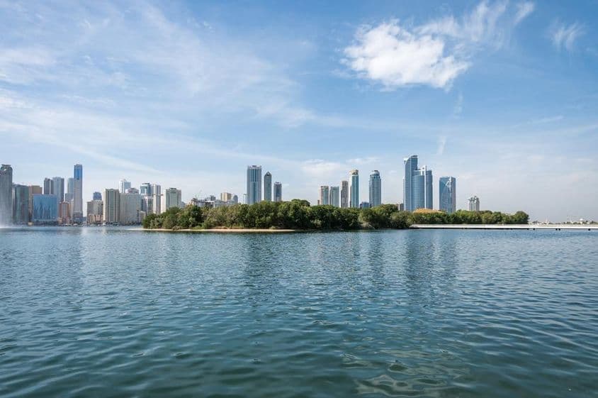 Vista panorâmica do centro do Emirado de Sharjah, com arranha-céus ao fundo.