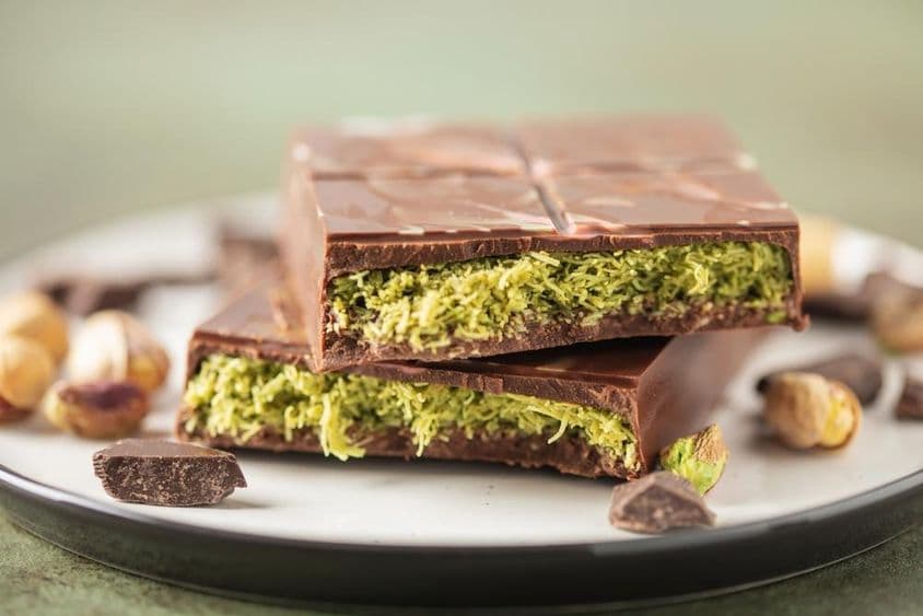 Chocolate de Dubai com kataifi verde e pasta de pistache.