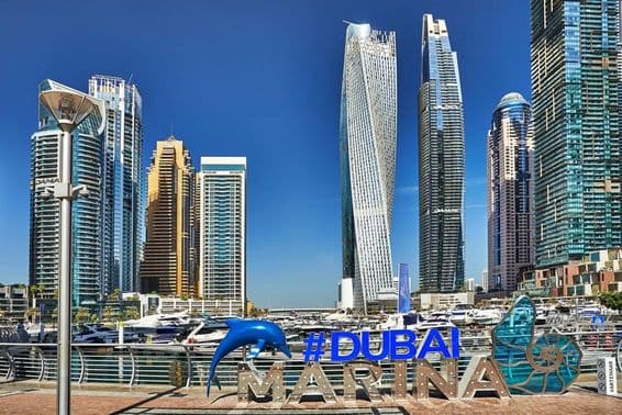 Arranha-céus e passarelas no porto de Dubai.