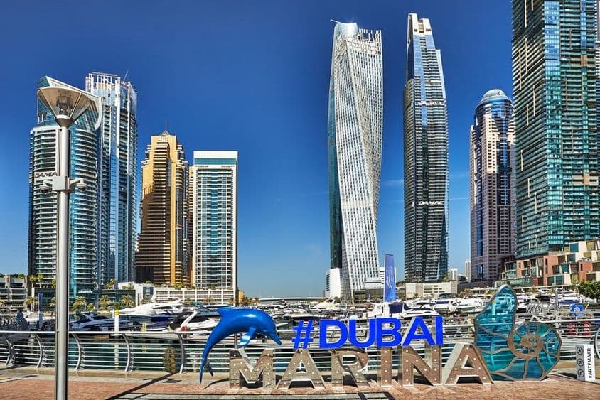Arranha-céus e passarelas no porto de Dubai.