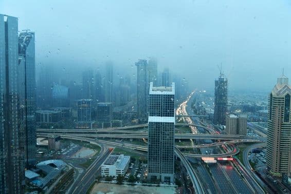 Dubai, Emirados Árabes Unidos, durante forte chuva.