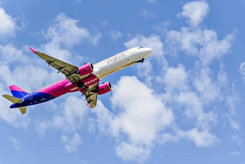 Avião Airbus A321 da companhia aérea Wizz Air decolando.