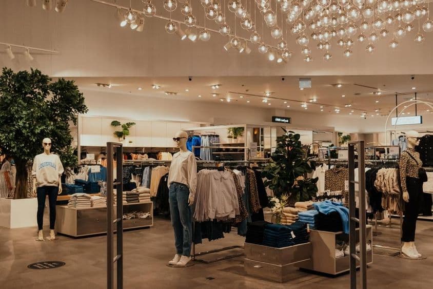 Loja de varejo em Dubai com muitas roupas e manequins.