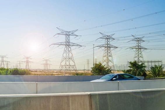 Linhas de alta tensão no deserto perto de Dubai.