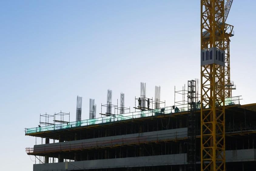 Construção de edifícios residenciais nos Emirados Árabes Unidos.