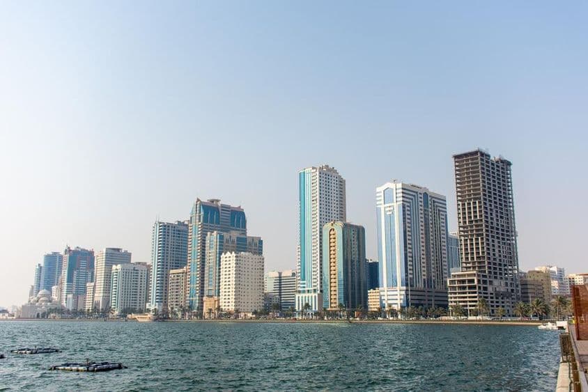Arranha-céus à beira-mar na cidade de Sharjah.